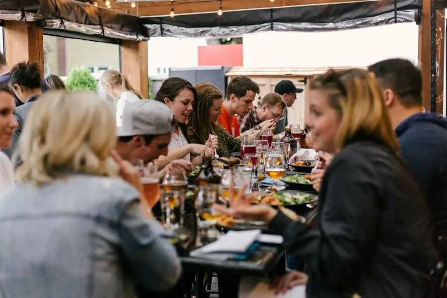 Viele Menschen sitzen an einer langen Tafel und unterhalten sich